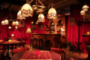 Bruin cafe decor - Huren.nl - 2