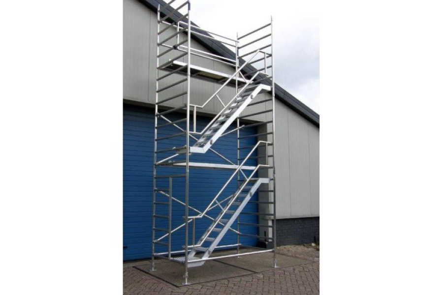 Aluminium rolsteiger 1.35 x 2.45 meter | met trappenhuis - Dekker Verhuur - 1
