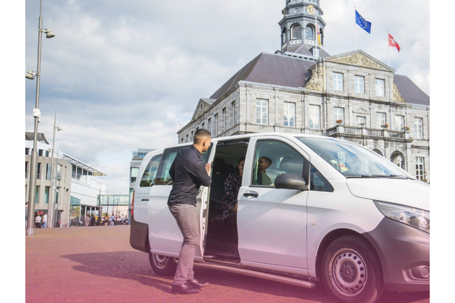 9 persoonsbus - Autoverhuur Limburg - zijaanzicht open deur