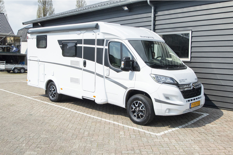 Camper 4 persoons Sunlight V66 - Campers & Cars - 1