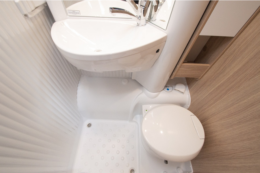 Camper 4 persoons Sunlight V66 - Campers & Cars - 5