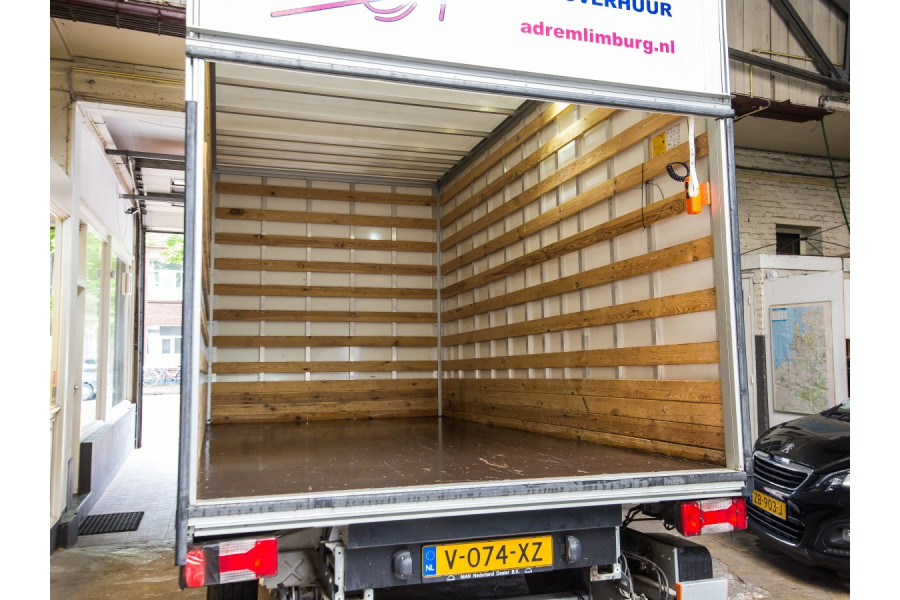 Bestelbus met laadlift - Autoverhuur Limburg - achterkant open klep