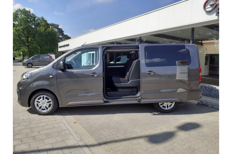 Dubbele cabine bus - Autoverhuur Limburg - zijaanzicht deuren  open grijs