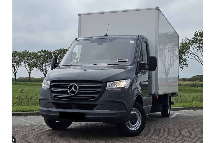 Bakwagen met laadklep | 18m³ - Young Nobles Events - 1