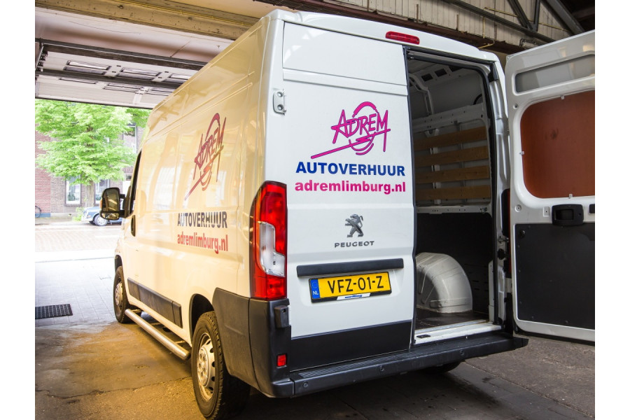 Grote bestelbus - Adrem Limburg - achterkant open deuren