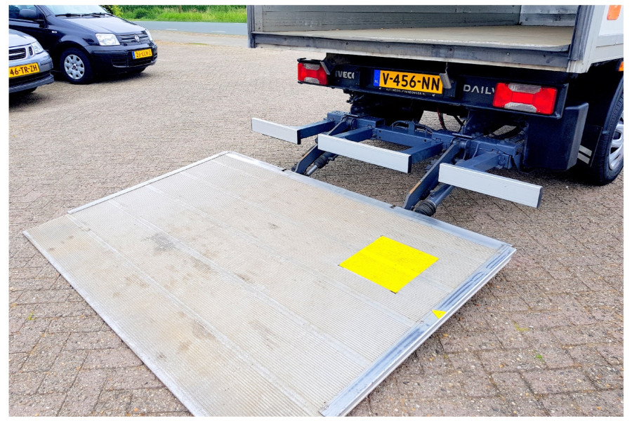 Iveco bakwagen met laadklep - Autobedrijf Van Dongen - laadklep
