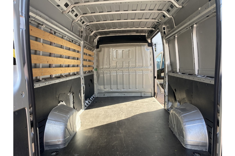 Bestelbus | 12m3 - AutoRent Arnhem en Nijmegen - 3