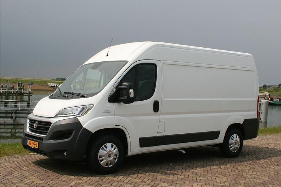 Bestelbus 12,6m3 huren | AutoRent Vitesse | Fiat Ducato L3 H2  Witte bestelbus in parkeerstand