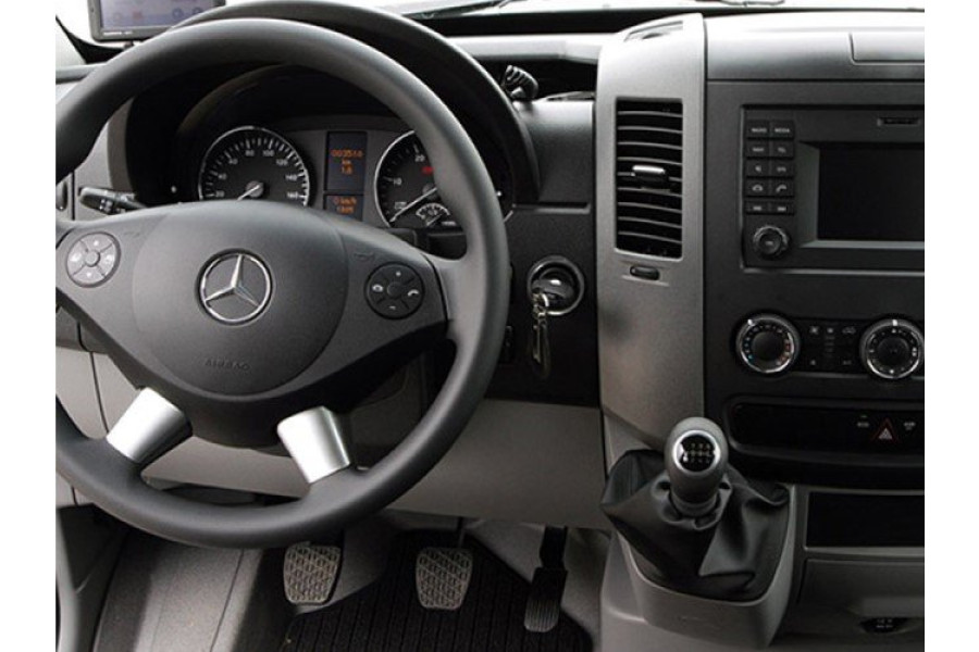 Bakwagen met laadklep - Zondervan Autoverhuur Oosterbeek - 1