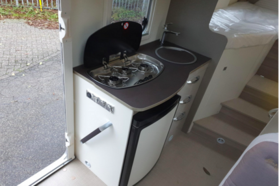 Half-integraal camper | Burstner Travel Van 590 G Harmony Line - Veneboer Caravans - 1