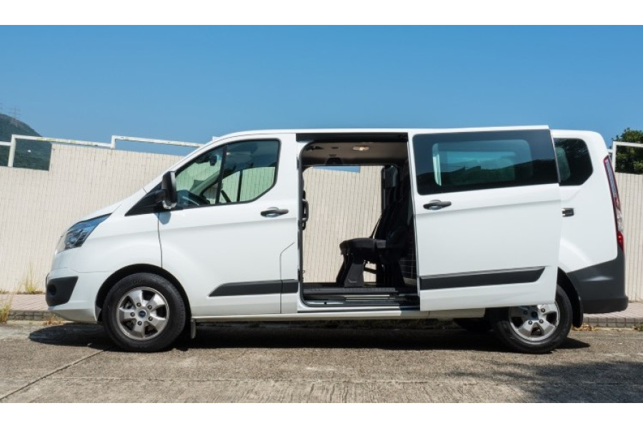 9 Persoons bus | Mercedes - Blue Rent a Car Den Bosch - zijaanzicht deuren open