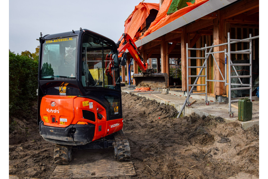 Graafmachine- Kubota KX019-4 - Xtra Materieel B.V. - zijaanzicht 2