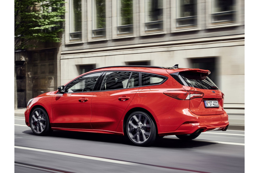 Stationcar - Ford Focus Wagon - Adrem Limburg - zijaanzicht rood