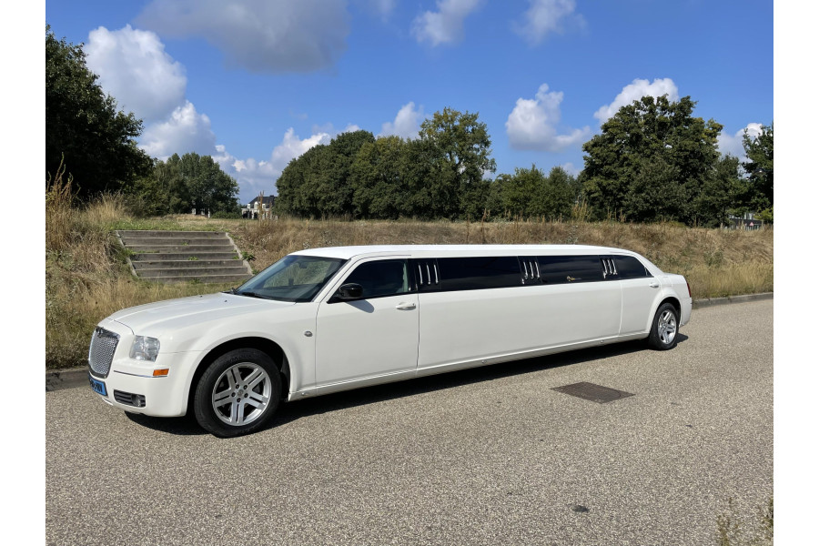 Chrysler Limousine wit - deBusSpecialist - deLimoSpecialist - 1
