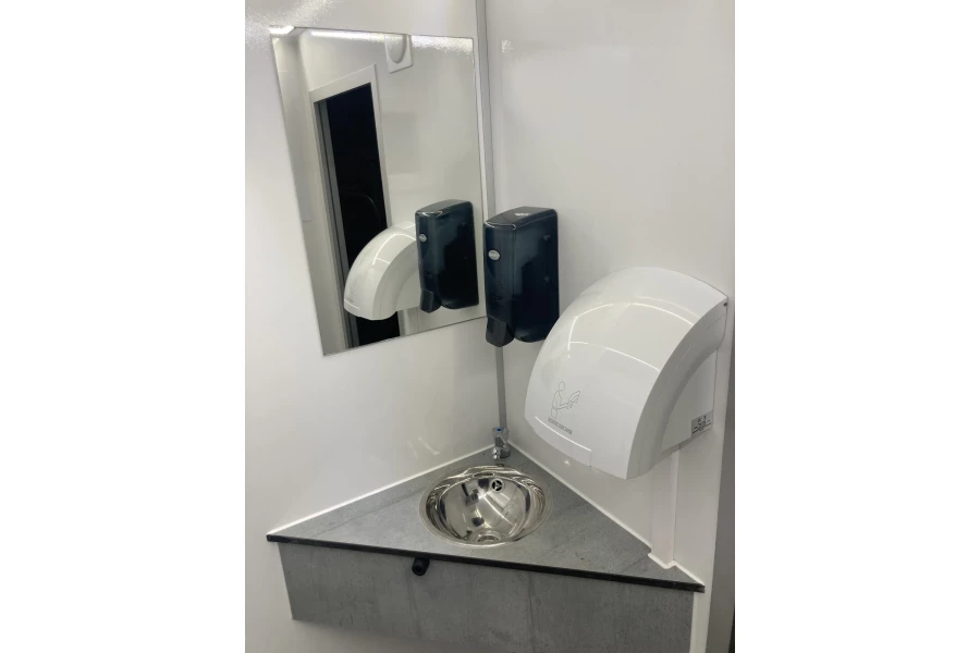 4 persoons luxe toiletwagen - Lamain Verhuur - 3