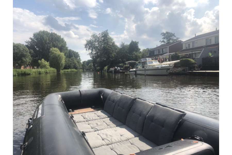 Motorboot huren | 8pk buitenboord motor | binnenkant