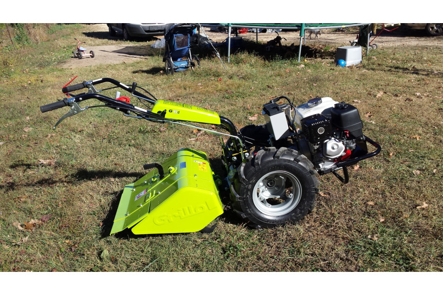 Grondfrees diesel - Middelkoop Verhuur - zijaanzicht